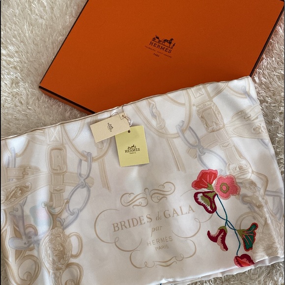 Authentic Hermès silk scarf - Picture 1 of 9